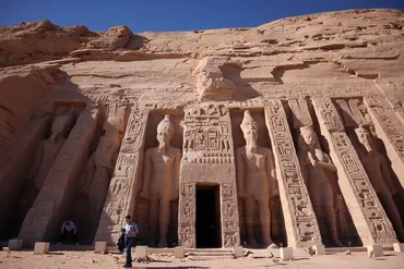 王妃・ネフェルタリの為に建造された『アブ・シンベル小神殿』
