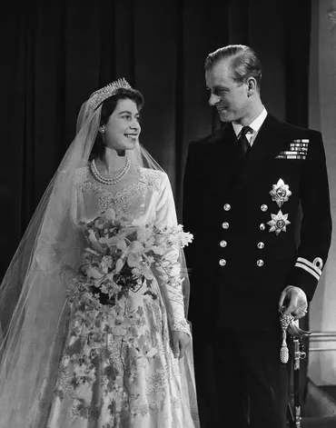 エリザベス女王と結婚周年を迎えたフィリップ王配、過去の不倫が暴露される