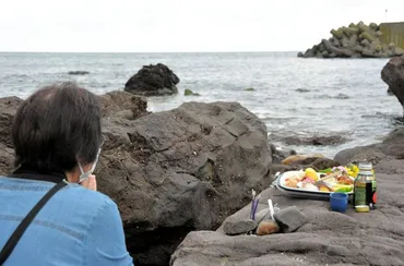 海辺に供えた「あの日の弁当」日本海中部地震年、遺族らが慰霊秋田県:朝日新聞