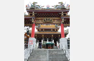 横浜中華街の関帝廟とは？歴史と信仰、参拝方法を探る（？マーク）横浜中華街のシンボル、関帝廟の魅力
