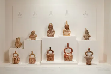モチェ文化の謎に迫る旅：ペルー北海岸に花開いた高度な文明とは？土器、権力、儀式：モチェ文化の多様な側面