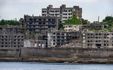 歴史と当時の息遣いが感じられる廃墟の島、長崎の世界遺産「軍艦島」