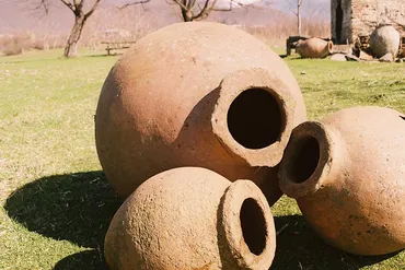 アンフォラワインの世界：古代から現代へ、歴史と革新の物語（？マーク）アンフォラ：ワイン、歴史、そして未来への扉