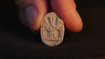 3歳の少女が3800年前のお守りを発見! 「石に歯のようなものがあったから拾った」とコメント