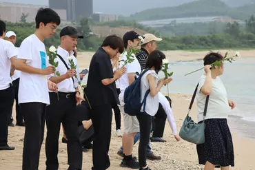 バシー海峡で戦没者慰霊=遺族ら参列、浜辺で献花―台湾