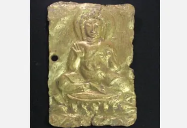 約1300年前の黄金の釈迦如来レリーフをタイの涅槃像下で発見。金・銀・青銅の遺物が多数出土