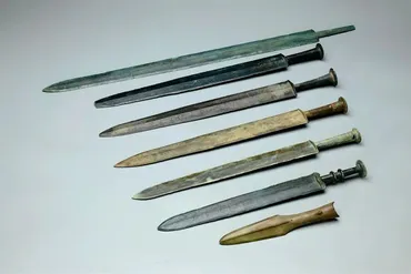 古代中国』 戦国時代の「古代墓」「剣や戦車」が大量に発見される 