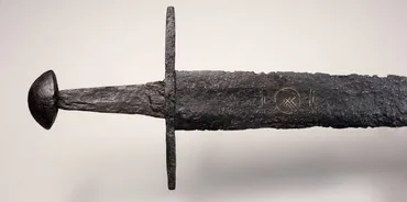 川の掃除中に1000年前の剣が出現! 不屈の強さや忠誠の証「無限の結び目」がはっきり
