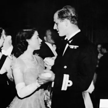 フィリップ殿下とエリザベス女王: 73年間の愛と人生を振り返る物語？揺るぎない愛と絆で結ばれたフィリップ殿下とエリザベス女王