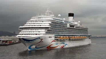 中国初のクルーズ船「アドーラ・マジック・シティ」神戸港初入港！上海-日本間の定期運航は？アドーラ・マジック・シティ神戸港初入港！豪華客船の旅