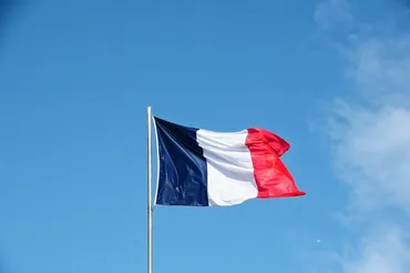 フランス国旗トリコロールとは？ 自由・平等・博愛を象徴する三色旗の歴史とは？トリコロール、その誕生と変遷