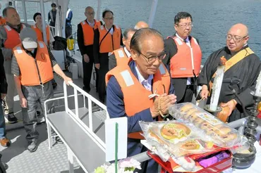知床半島の羅臼町、独自に洋上慰霊 元島民2世ら参加(朝日新聞)