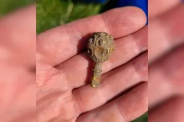 人生初の発掘調査で「9世紀の金のお宝」をいきなり発見、イギリス