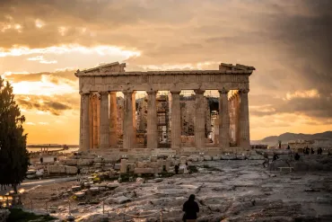 パルテノン神殿とは？古代ギリシャ建築の傑作、アテナ神殿の歴史と魅力に迫る！アテネのアクロポリス：パルテノン神殿の歴史と修復、未来への継承