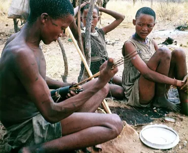 カラハリ砂漠のサン人、夜間の会話が文化形成に寄与か 研究 写真1枚 国際ニュース:AFPBB News