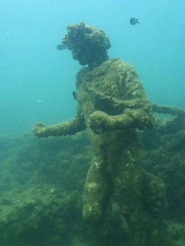 当時のまま」海底に沈んだ古代ローマ都市バイアで大理石のポーチを発見!