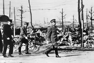 あのころ>昭和天皇が被災地視察 東京大空襲の深川