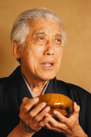 千玄室氏の生涯と茶道：平和への願いを込めて（？マーク）特攻隊員から茶道家、国際平和活動家へ