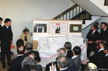 故杉原千畝顕彰プレートの除幕式に臨む(…:鈴木宗男「新党大地」代表 写真特集:時事ドットコム