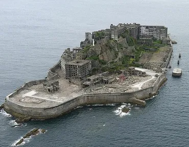明治期の産業革命にまつわる世界遺産 長崎県「軍艦島」ツアーの様子とは?