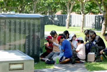 幸せに暮らしている」 平和の礎、魂魄の塔に遺族訪れ、祈りささげる