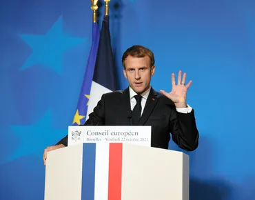 明るい青が濃くなった?フランス国旗の色、マクロン氏がひそかに変更:朝日新聞