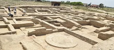 古代エジプト軍の兵舎発見、ラムセス2世の名前刻まれた青銅の剣も