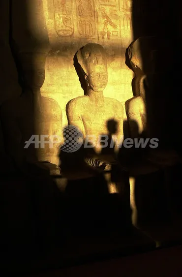 光が差すのは年に2回だけ、古代エジプト神殿のラムセス2世彫像 写真3枚 国際ニュース:AFPBB News