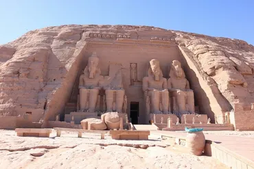 巨大なラムセス2世像が圧巻の「アブ・シンベル大神殿」