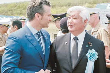 かつての激戦地・硫黄島で再び語られる「戦略的重要性」とは 日米の国防トップが握手し見据える「あの国」:東京新聞デジタル