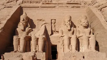 アブシンベル神殿とラムセス2世：古代エジプトの象徴、その魅力とは？ラムセス2世とアブシンベル神殿：壮大な遺産とその歴史