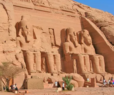 アブ・シンベル神殿(ヌビアの遺跡群)】世界遺産創設のきっかけとなった大神殿の魅力と移築問題についてわかりやすく解説!