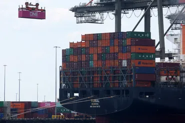 世界コンテナ運賃指数が1万ドル近くに高騰、輸入業者の不満強まる