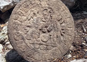 古代都市「チチェン・イッツァ」でマヤ文明時代の球技に関して刻まれた円盤型のボードが発見される