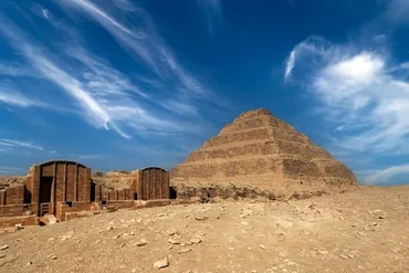 エジプトの世界遺産「ジェセル王の階段ピラミッド」とは?内部と地下を含めて世界遺産マニアが解説
