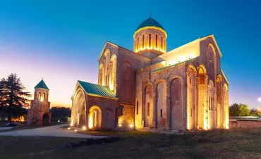中世建築の傑作！ジョージアの世界遺産バグラティ大聖堂とゲラティ修道院–観光ガイド