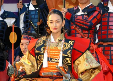 信玄公役の冨永愛さん「いざ、出陣」人を率いて練り歩き山梨県:朝日新聞