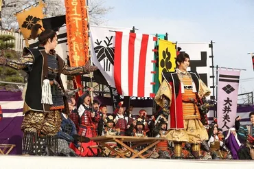 写真散歩:桜の中「いざ、出陣」紫吹信玄と優勘助年ぶり春の「信玄公祭り」/山梨