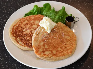 弘前のカフェ「ドルフ」でモーニング提供朝食にパンケーキ