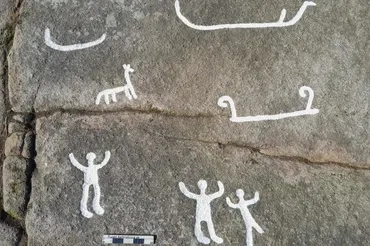 凍った海の上に足場を組んで描いた?スウェーデンで年前の岩刻画を発見