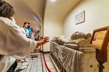 バチカンの洞窟、バチカンのネクロポリス、教皇の墓は同じですか